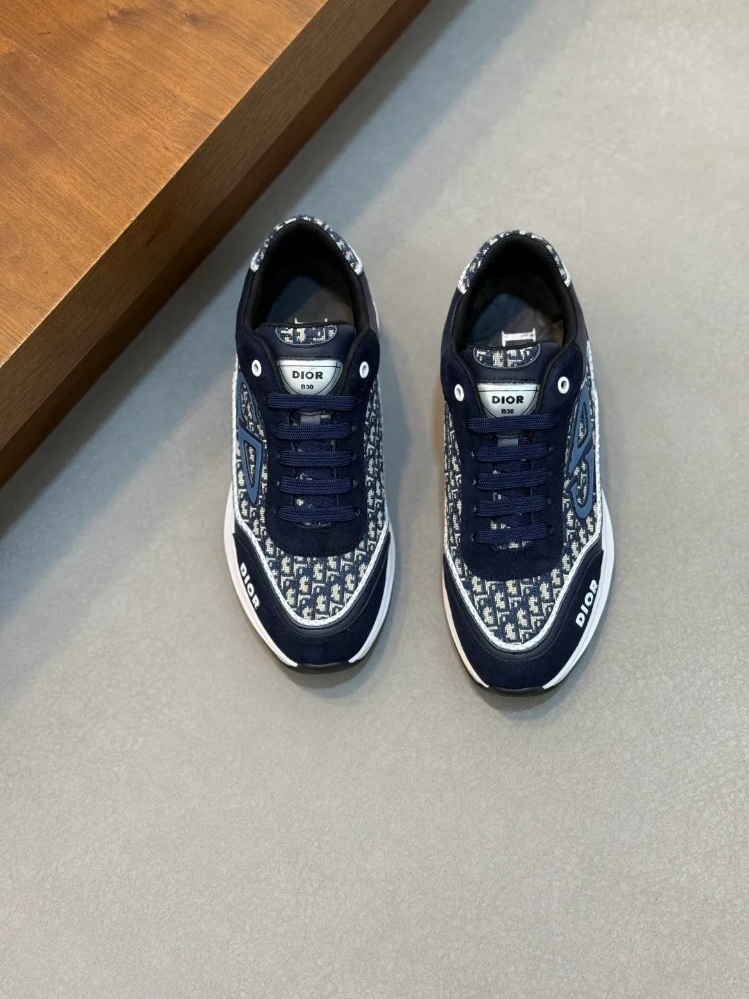 💰800 Dior's latest men's fashion sneakers. This item draws inspiration from retro jogging shoes. Featuring a thick, low-top design, it features a mesh fabric upper and an ultra-light rubber foam sole. The side is decorated with an embossed "Di~r" logo. Code number: 39-44 (order 38, 45, 46)